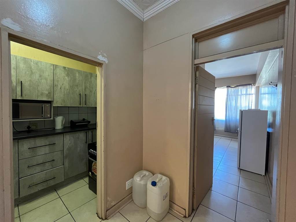 1 Bed Apartment in Kimberley Central photo number 8