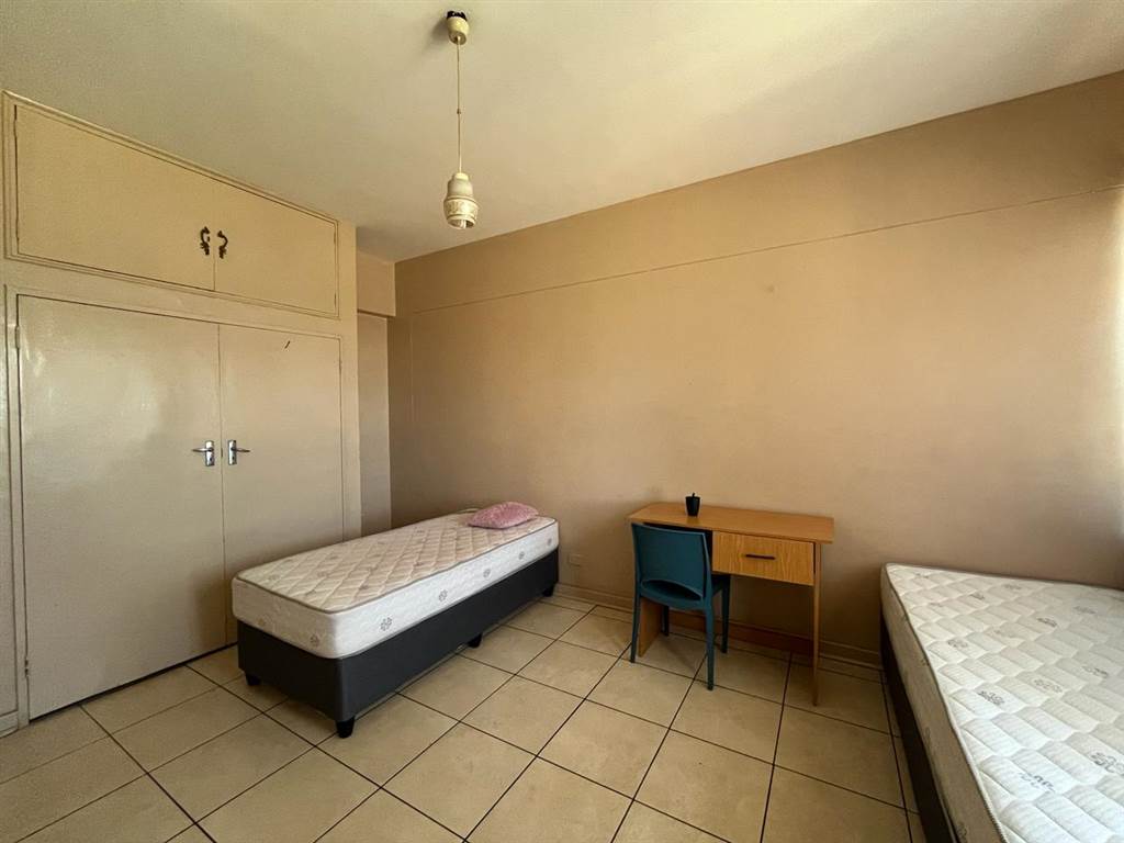 1 Bed Apartment in Kimberley Central photo number 3