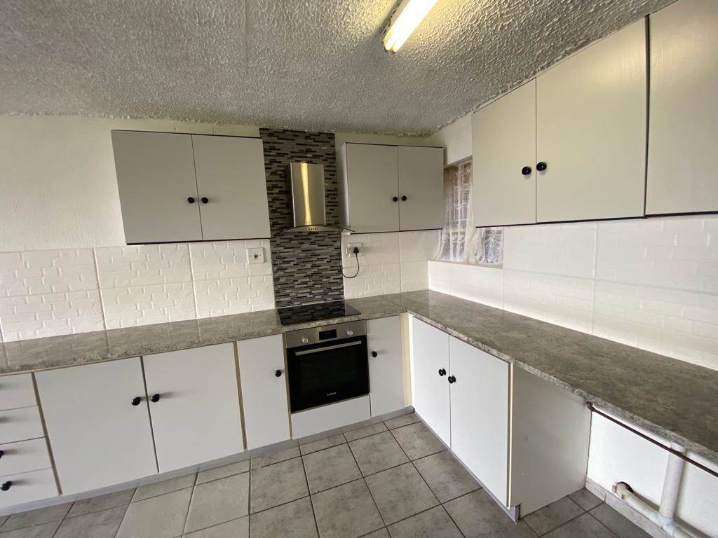 2 Bed Apartment in Silverton photo number 15