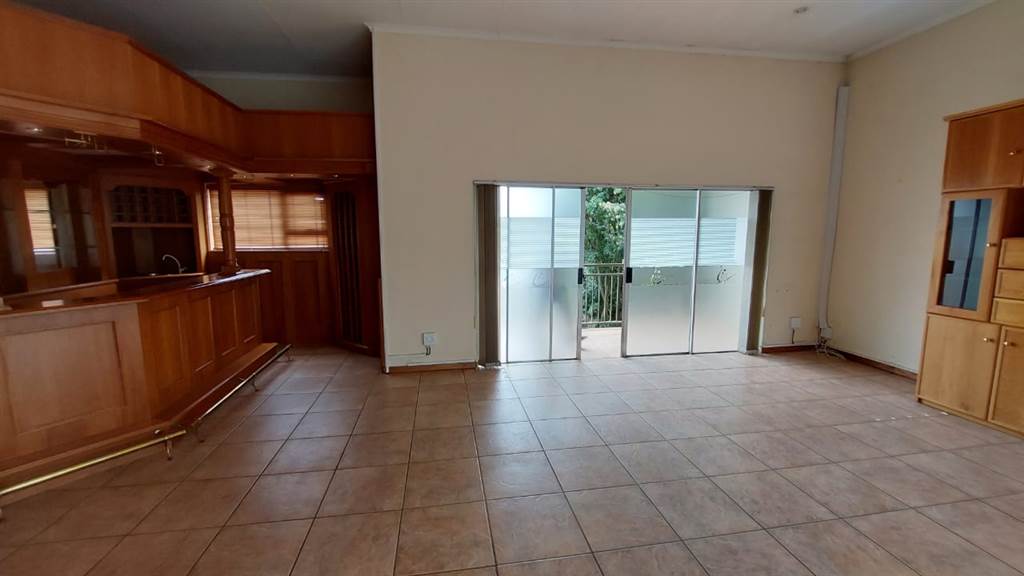 400  m² Commercial space in Waterkloof Ridge photo number 3