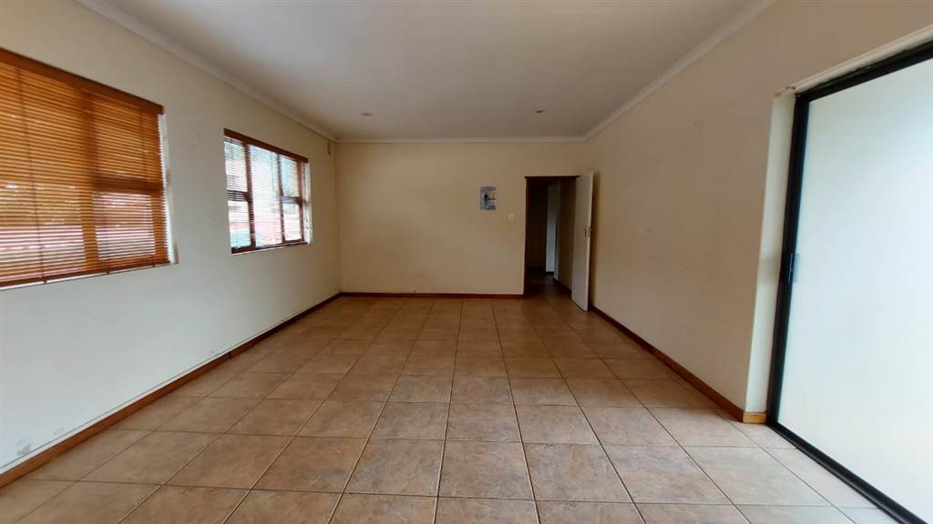 400  m² Commercial space in Waterkloof Ridge photo number 10