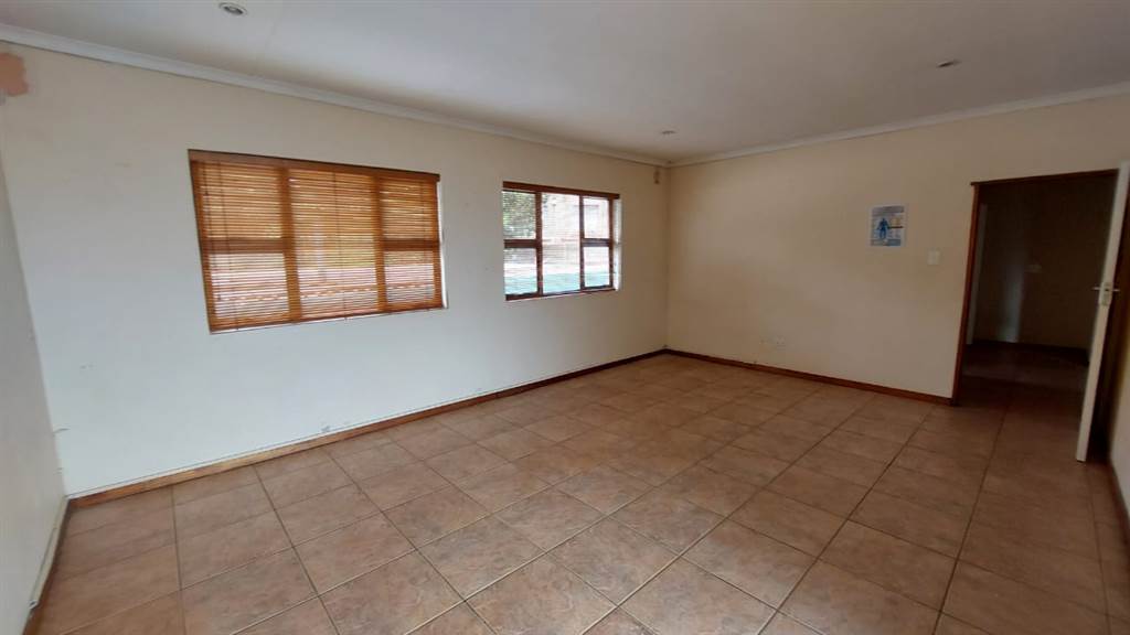 400  m² Commercial space in Waterkloof Ridge photo number 11