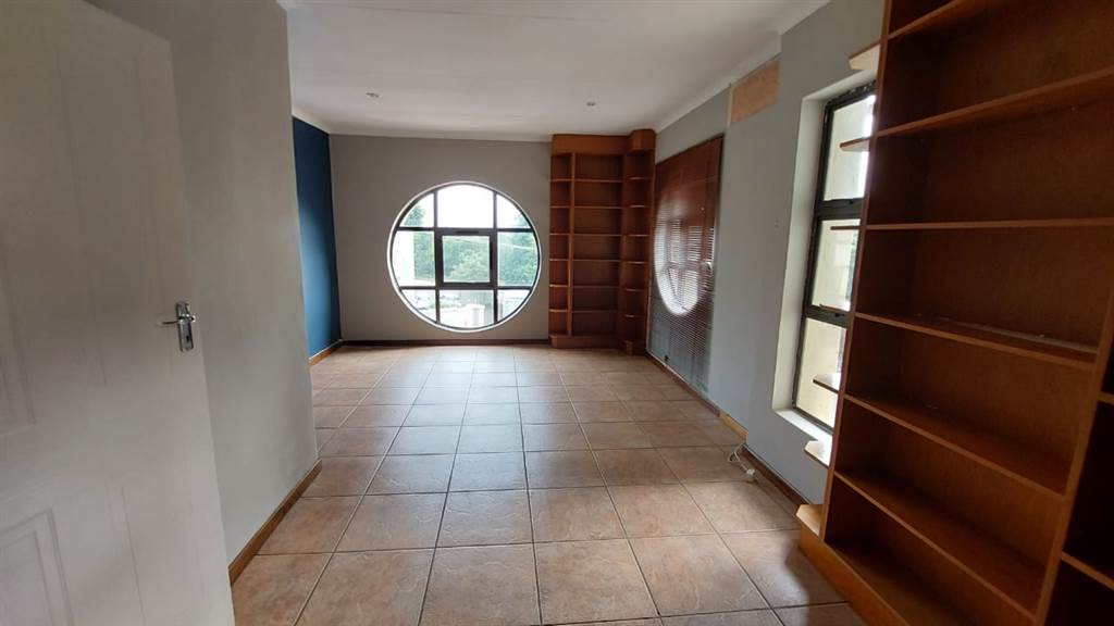 400  m² Commercial space in Waterkloof Ridge photo number 12