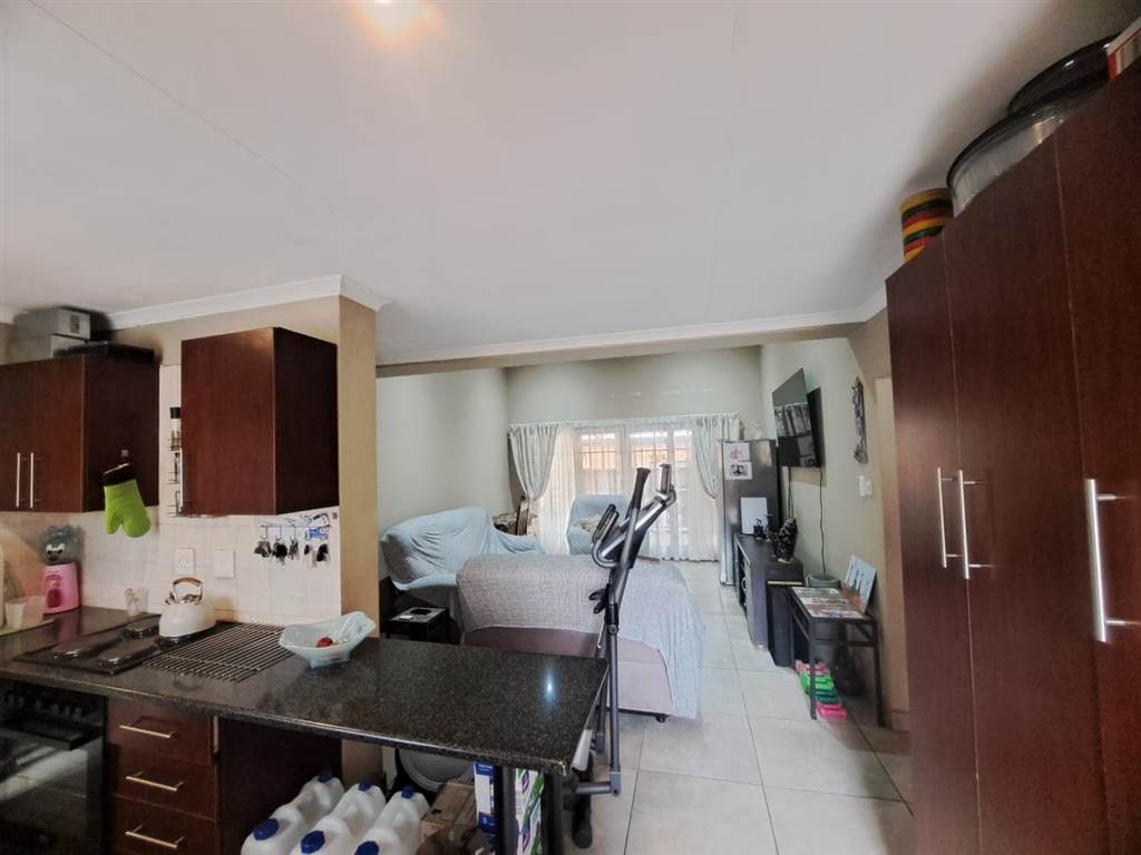 2 Bed Townhouse in Waterval East photo number 6