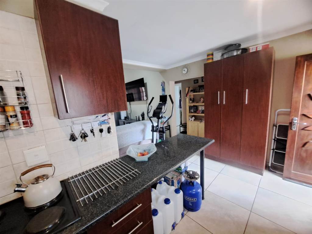 2 Bed Townhouse in Waterval East photo number 4