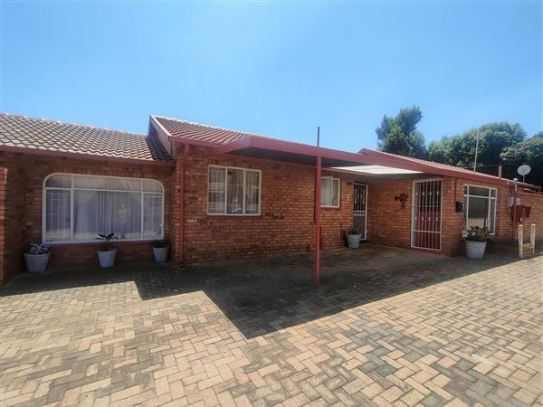 4 Bed Townhouse in Krugersdorp North