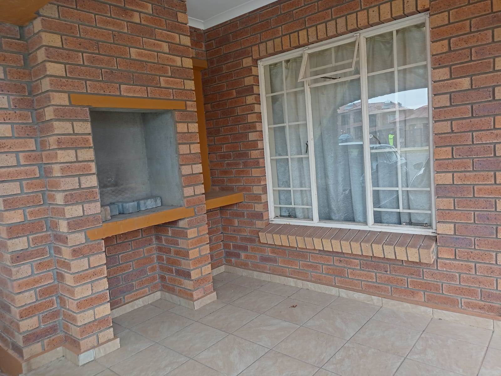 2 Bed Apartment in Waterval East photo number 2