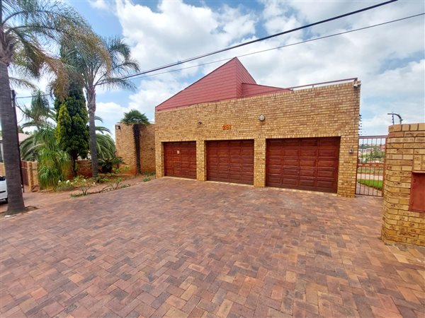 4 Bed, Bed and Breakfast in Laudium