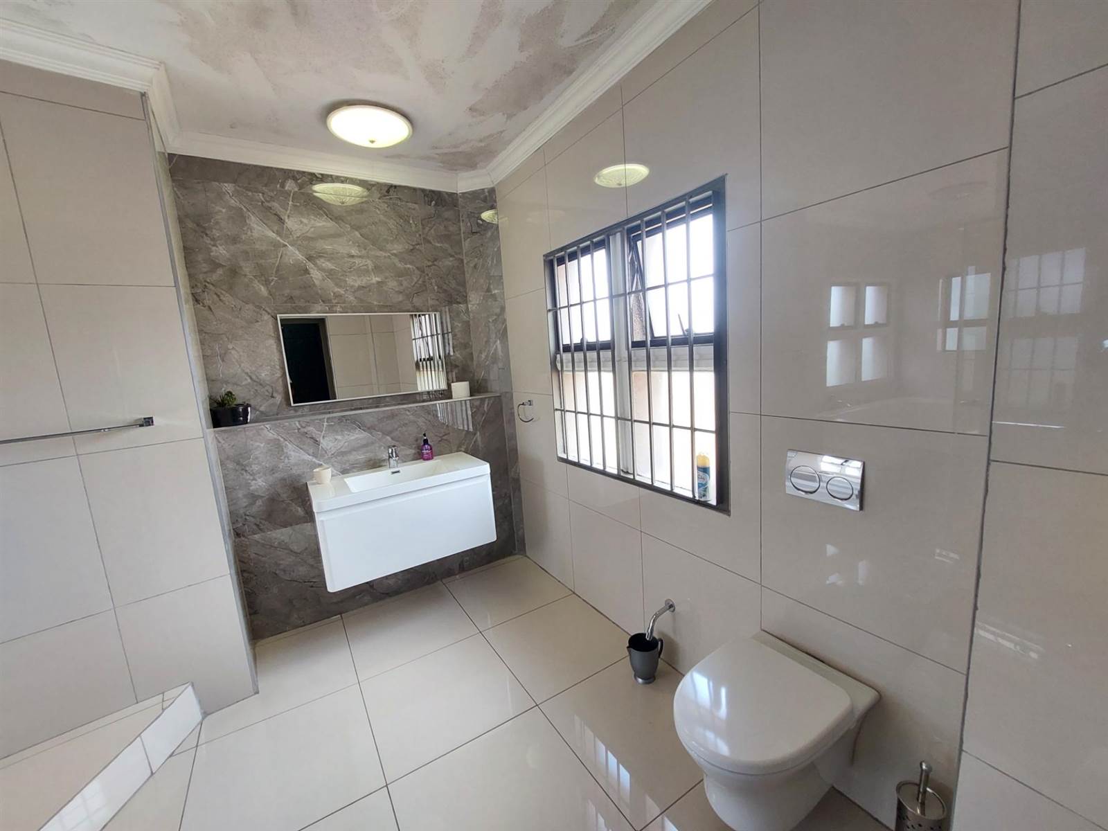 4 Bed, Bed and Breakfast in Laudium photo number 8