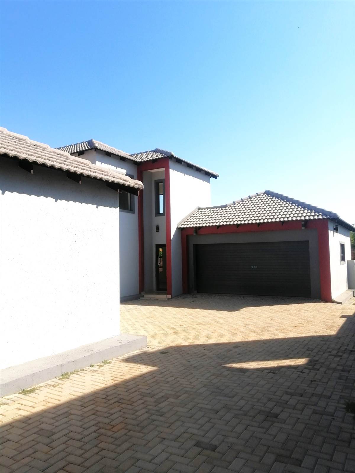 4 Bed House in Derdepoort photo number 17