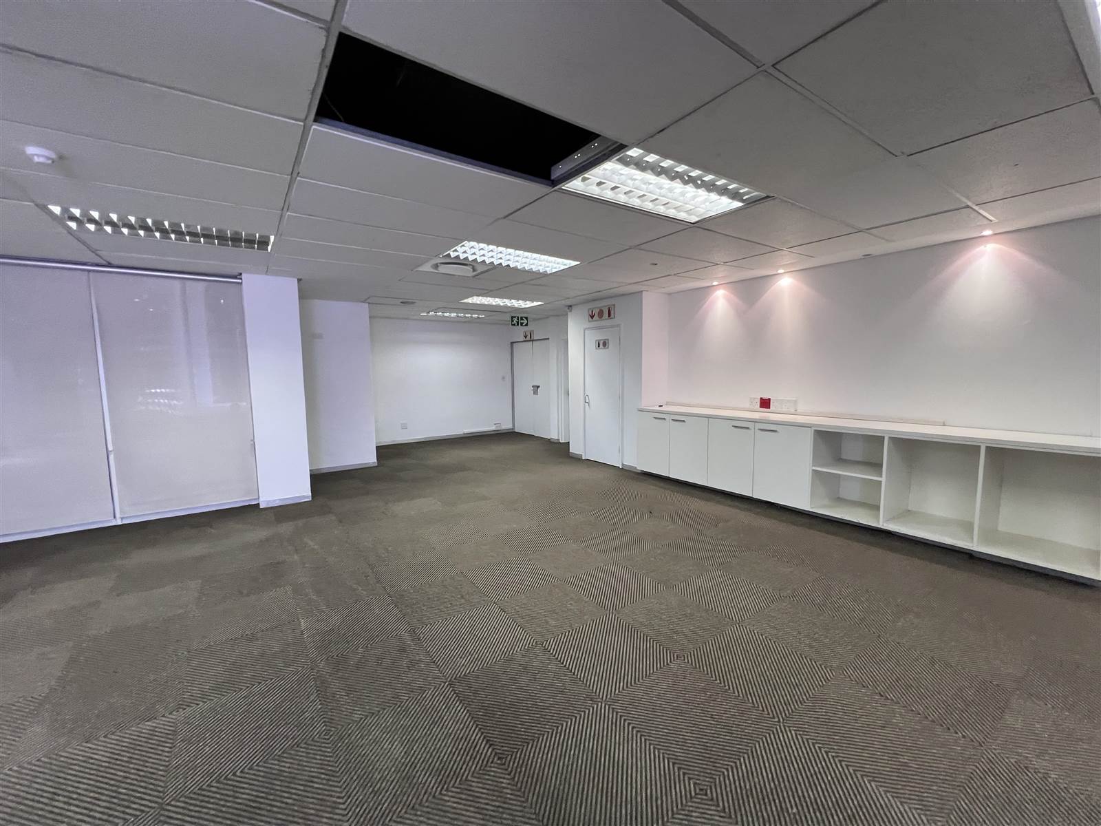 977  m² Commercial space in Mouille Point photo number 2