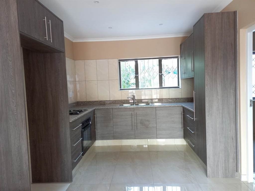 2 Bed Apartment in Silverglen photo number 3