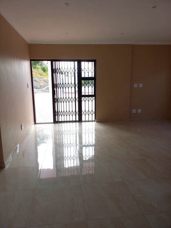 2 Bed Apartment in Silverglen photo number 6