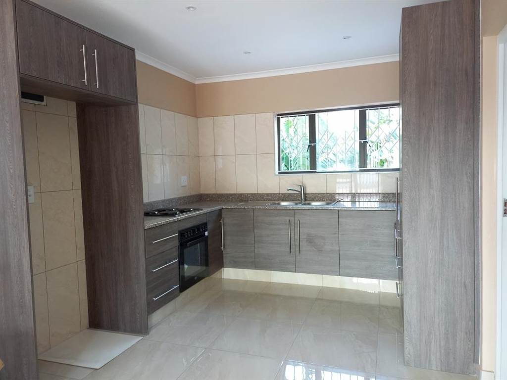 2 Bed Apartment in Silverglen photo number 8