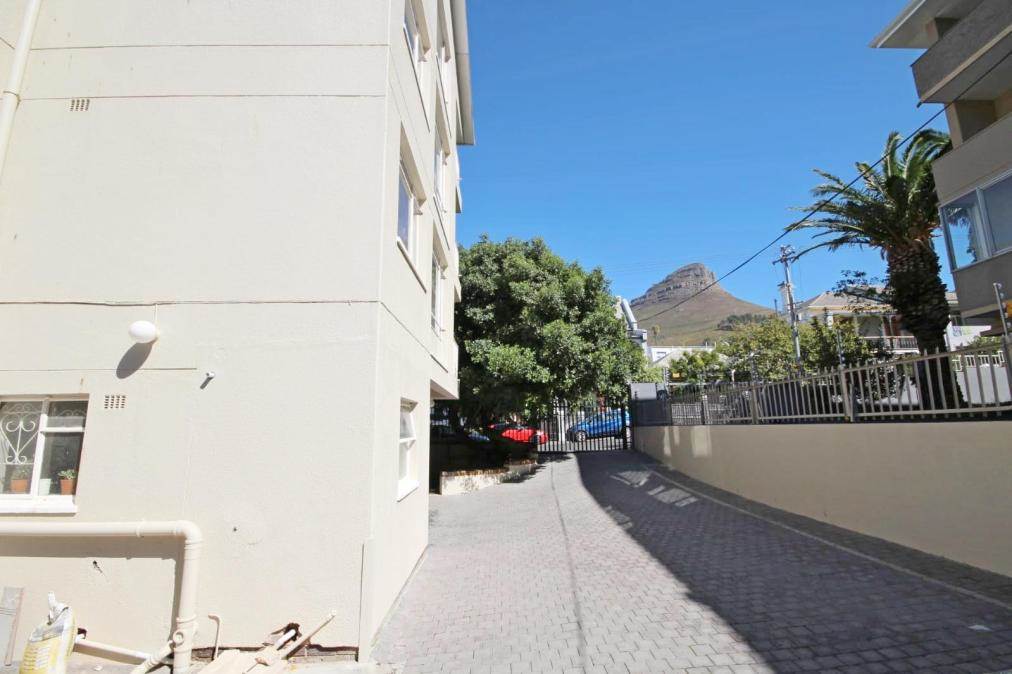 2 Bed Apartment in Tamboerskloof photo number 12