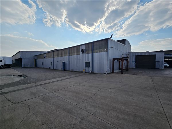 2 400  m² Industrial space