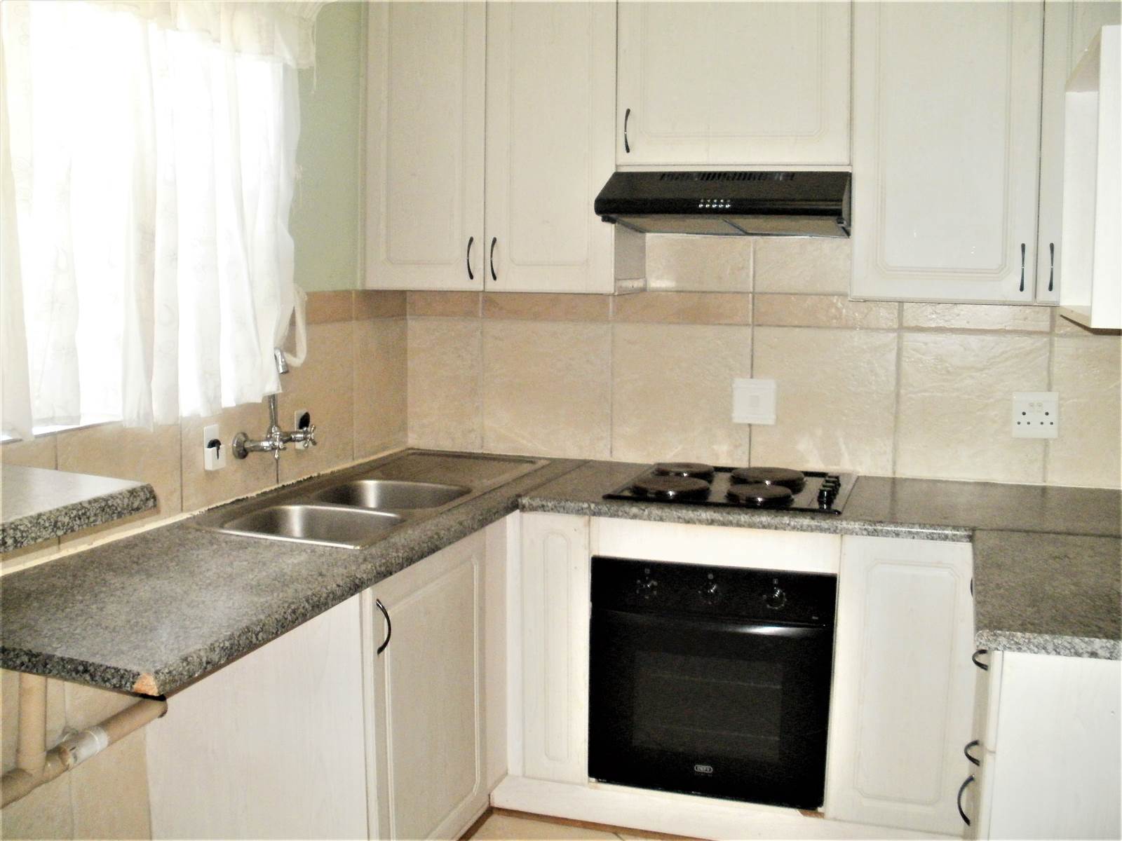 2 Bed Townhouse in Erasmus photo number 3