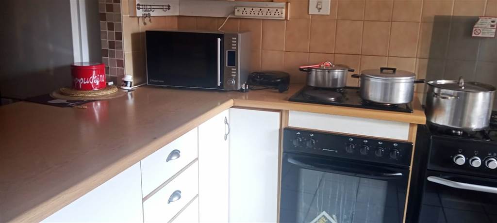 3 Bed Townhouse in Vereeniging Central photo number 4