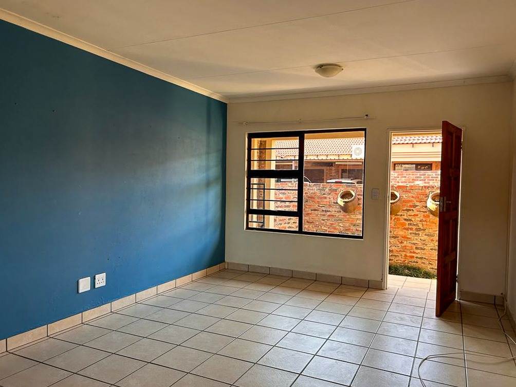2 Bed Townhouse in Potchefstroom Central photo number 3