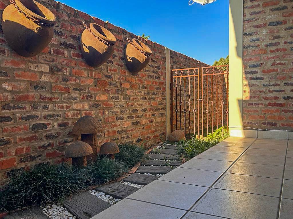 2 Bed Townhouse in Potchefstroom Central photo number 12