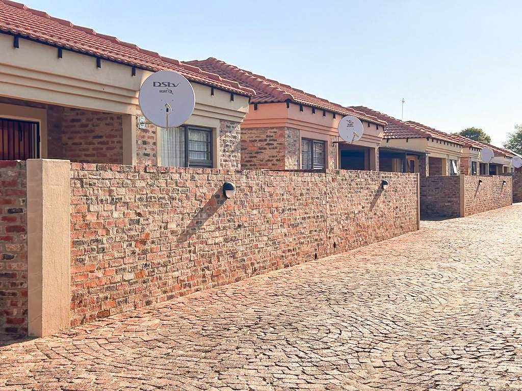 2 Bed Townhouse in Potchefstroom Central photo number 13