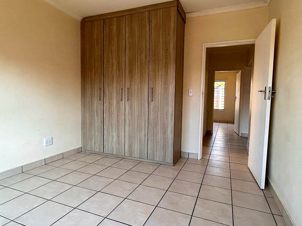 2 Bed Townhouse in Potchefstroom Central photo number 5