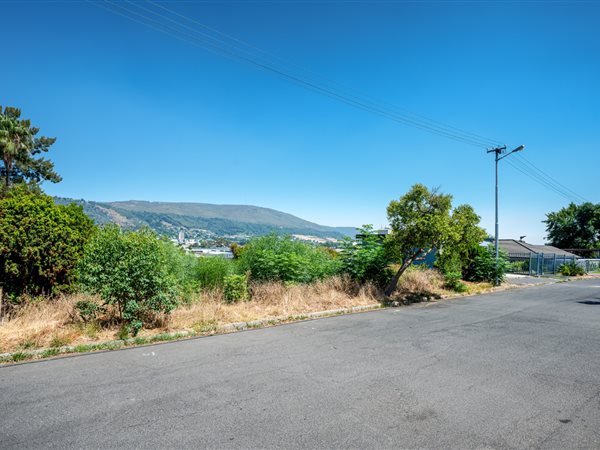 694 m² Land available in Denneburg