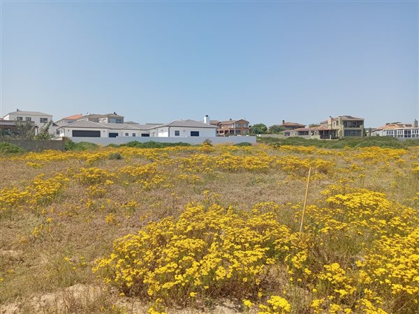 1 025 m² Land