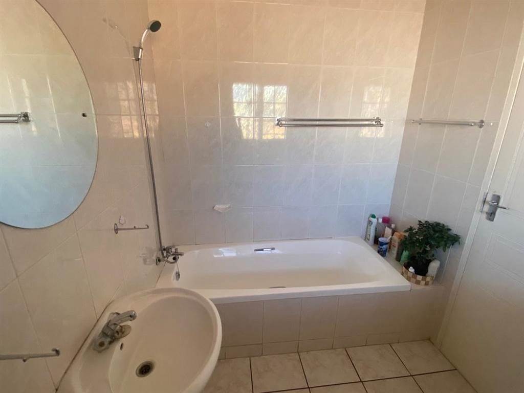2 Bed Apartment in Bezuidenhout Valley photo number 15