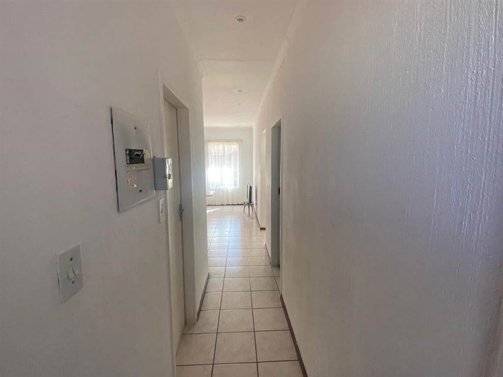 2 Bed Apartment in Bezuidenhout Valley photo number 8