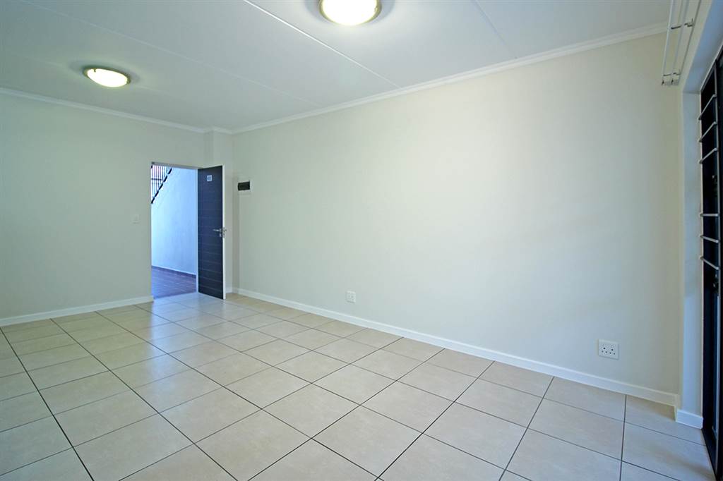 3 Bed Apartment in Greenstone Crest photo number 4