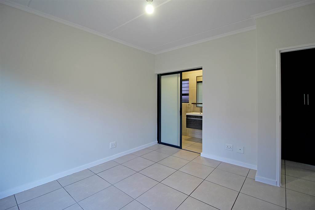 3 Bed Apartment in Greenstone Crest photo number 8