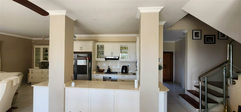 4 Bed Townhouse in Umdloti photo number 5