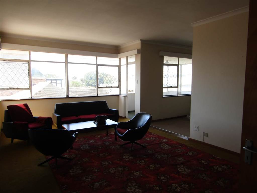 3 Bed Apartment in Port Elizabeth Central photo number 6