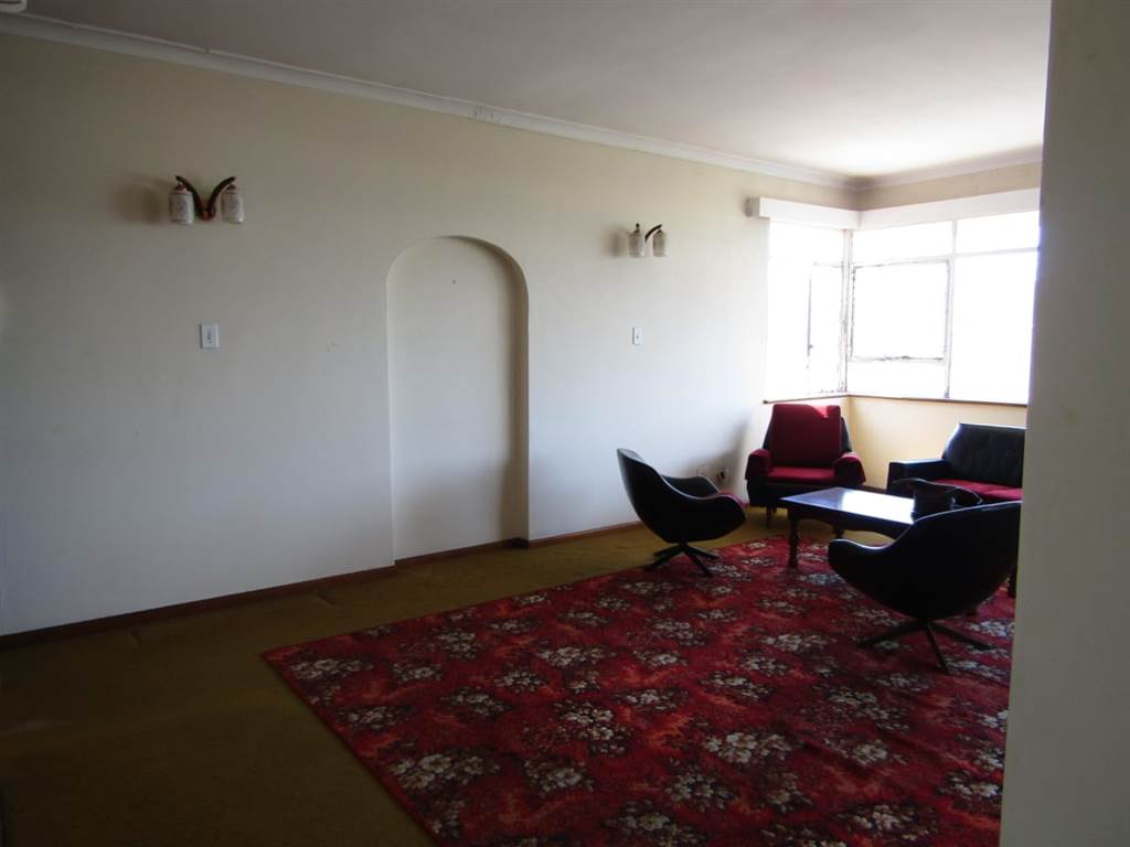 3 Bed Apartment in Port Elizabeth Central photo number 5