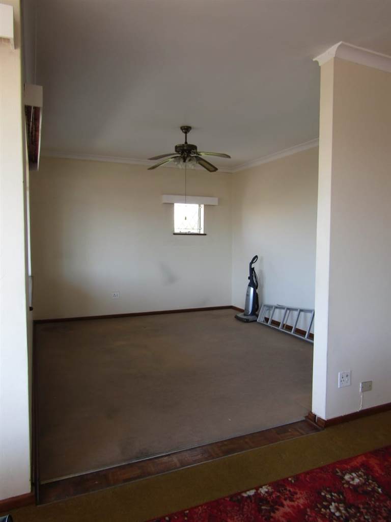 3 Bed Apartment in Port Elizabeth Central photo number 7