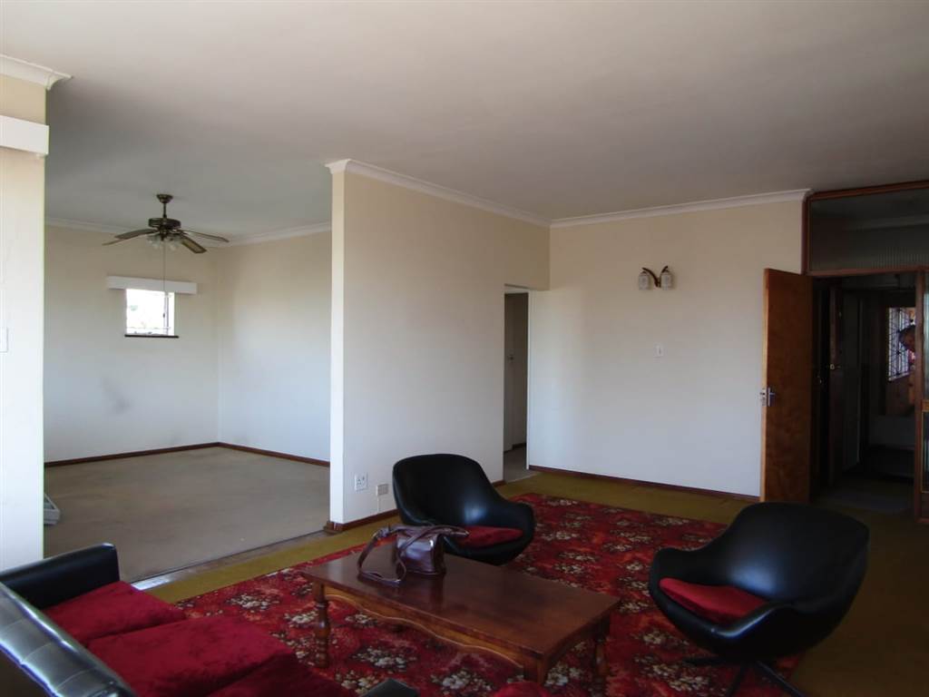 3 Bed Apartment in Port Elizabeth Central photo number 4
