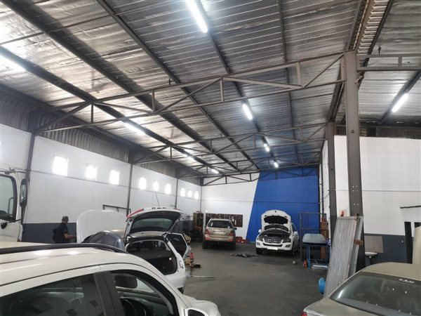 1200  m² Industrial space in Jacobs