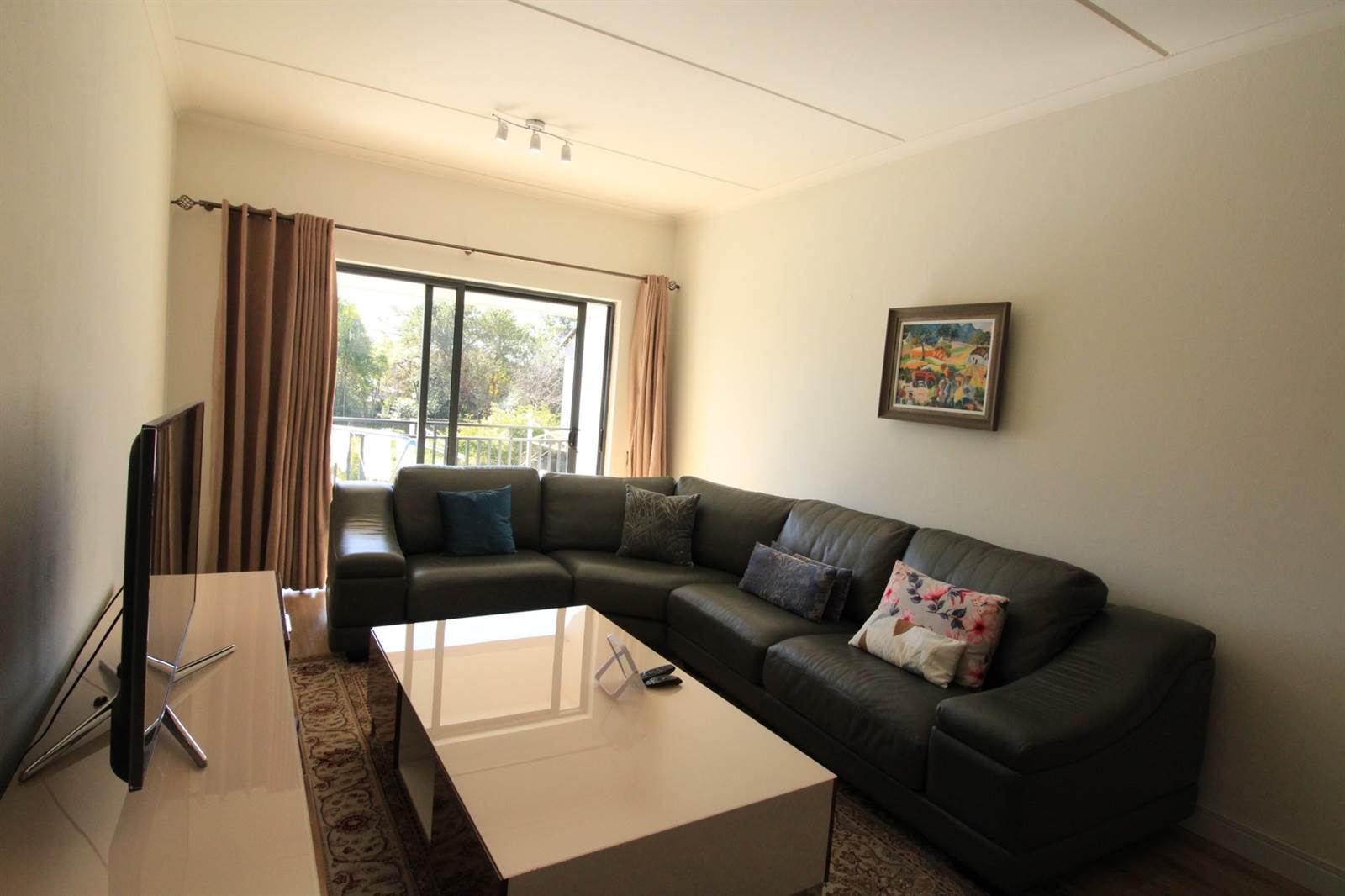 2 Bed Apartment in Fourways photo number 9