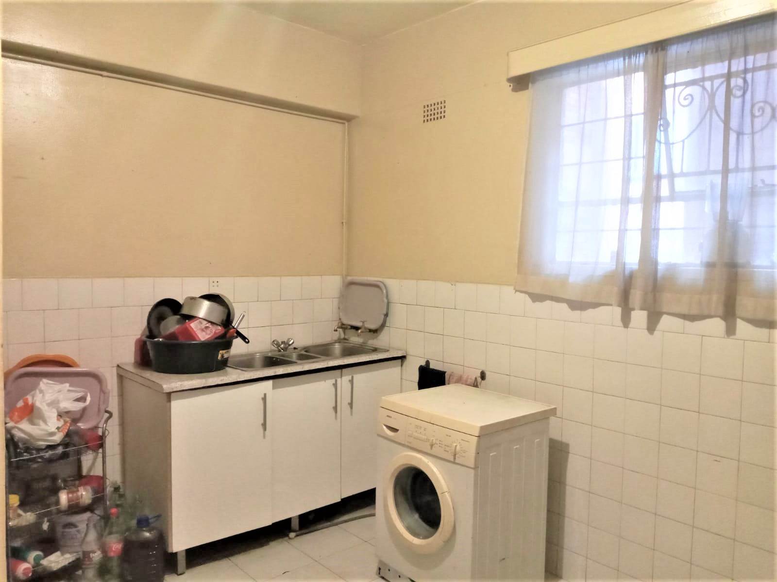 3 Bed Flat in Yeoville photo number 7
