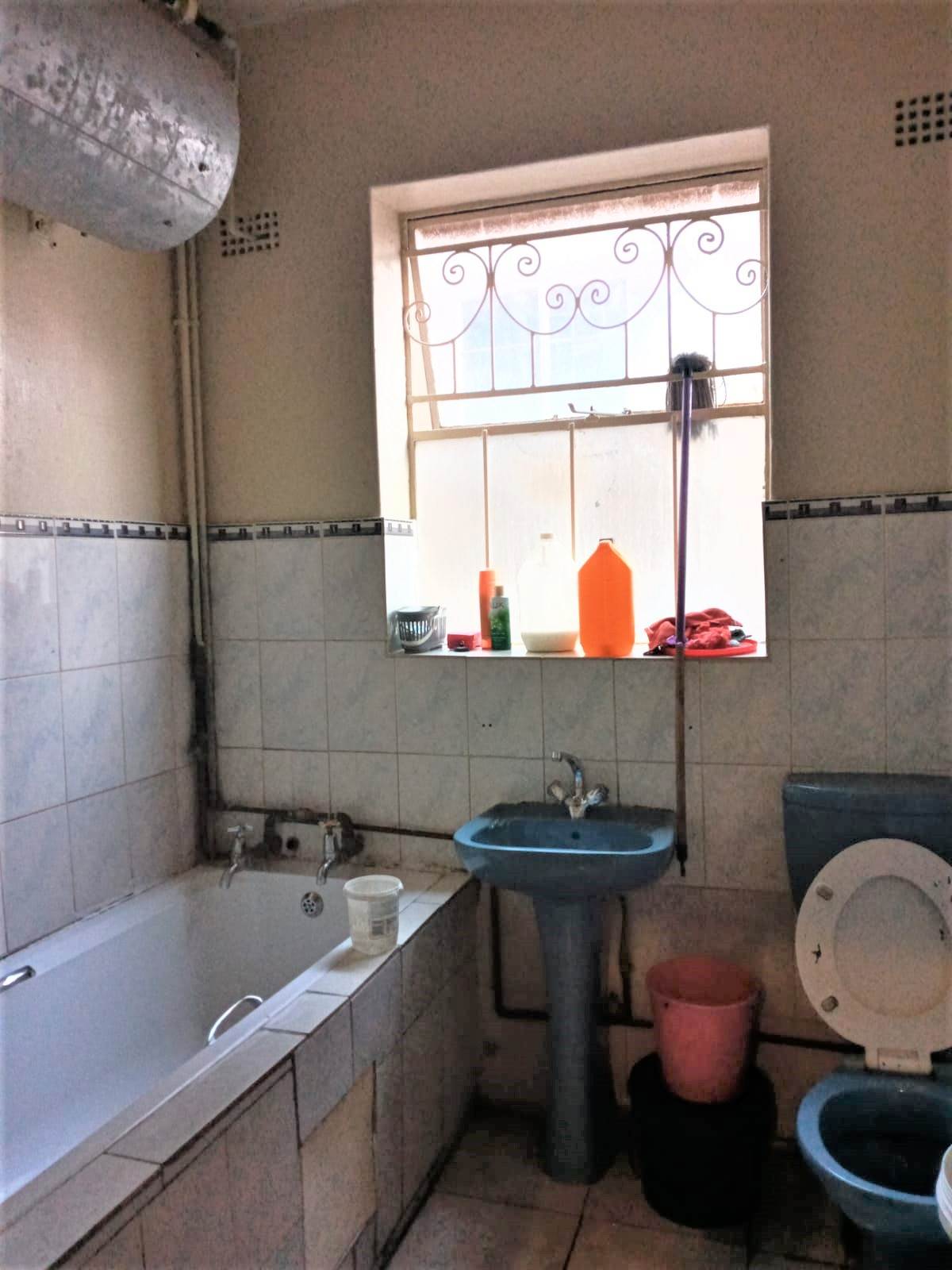3 Bed Flat in Yeoville photo number 13