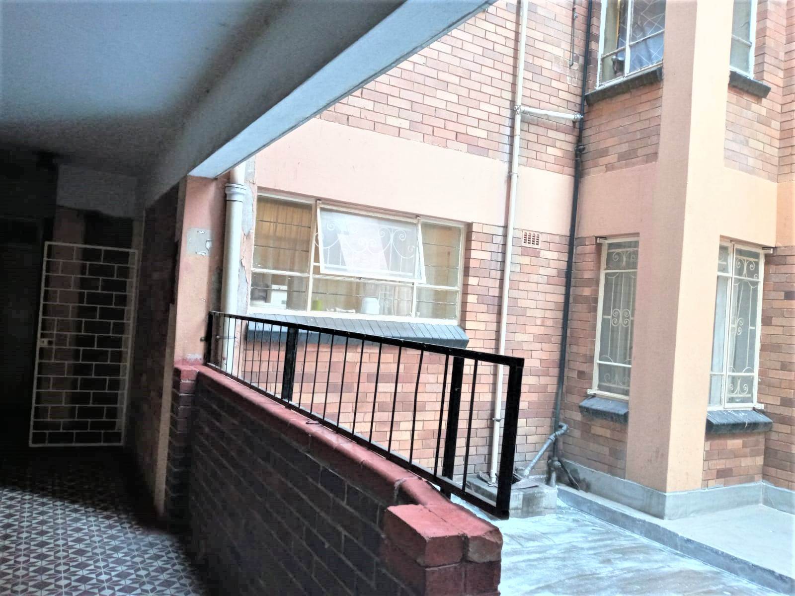 3 Bed Flat in Yeoville photo number 14