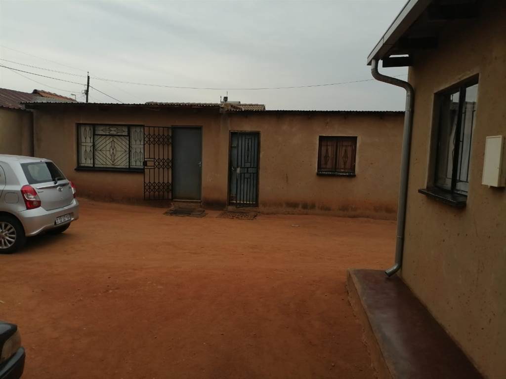 10 Bed House in Tembisa photo number 12