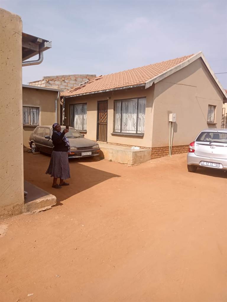 10 Bed House in Tembisa photo number 17