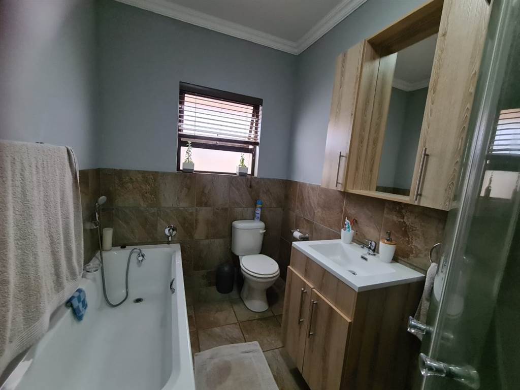 2 Bed House in Hartbeespoort Dam photo number 5