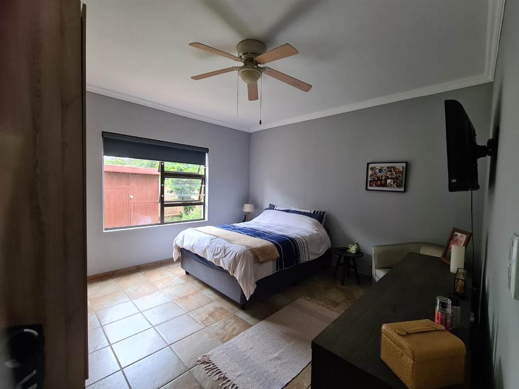 2 Bed House in Hartbeespoort Dam photo number 12