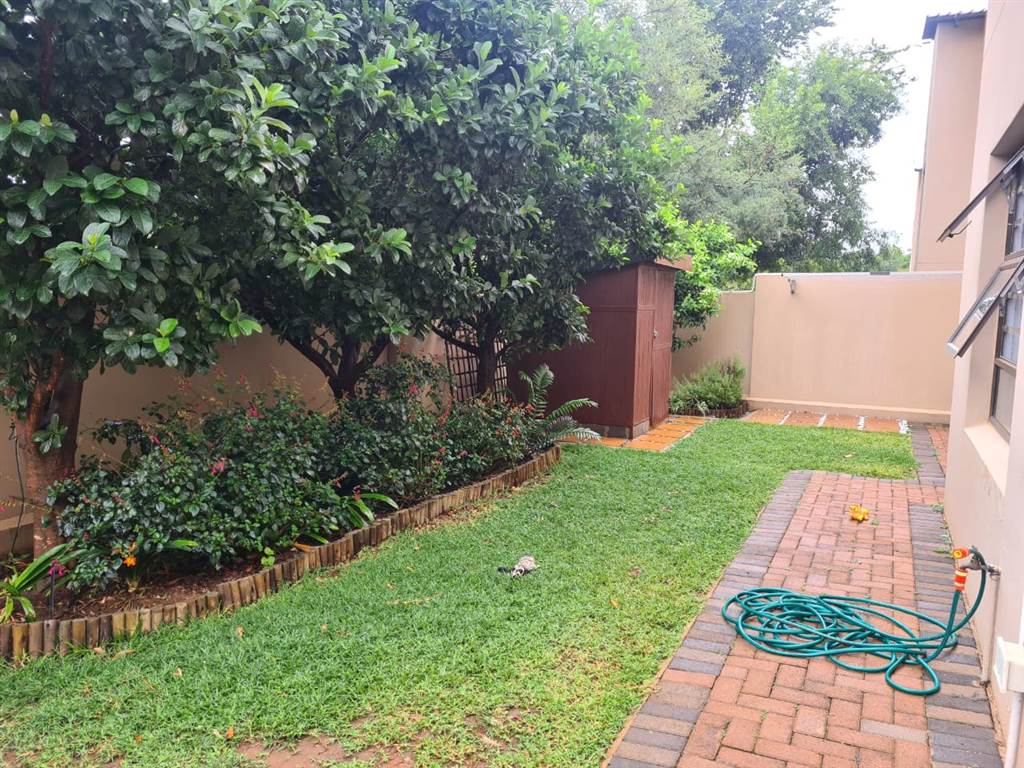 2 Bed House in Hartbeespoort Dam photo number 24