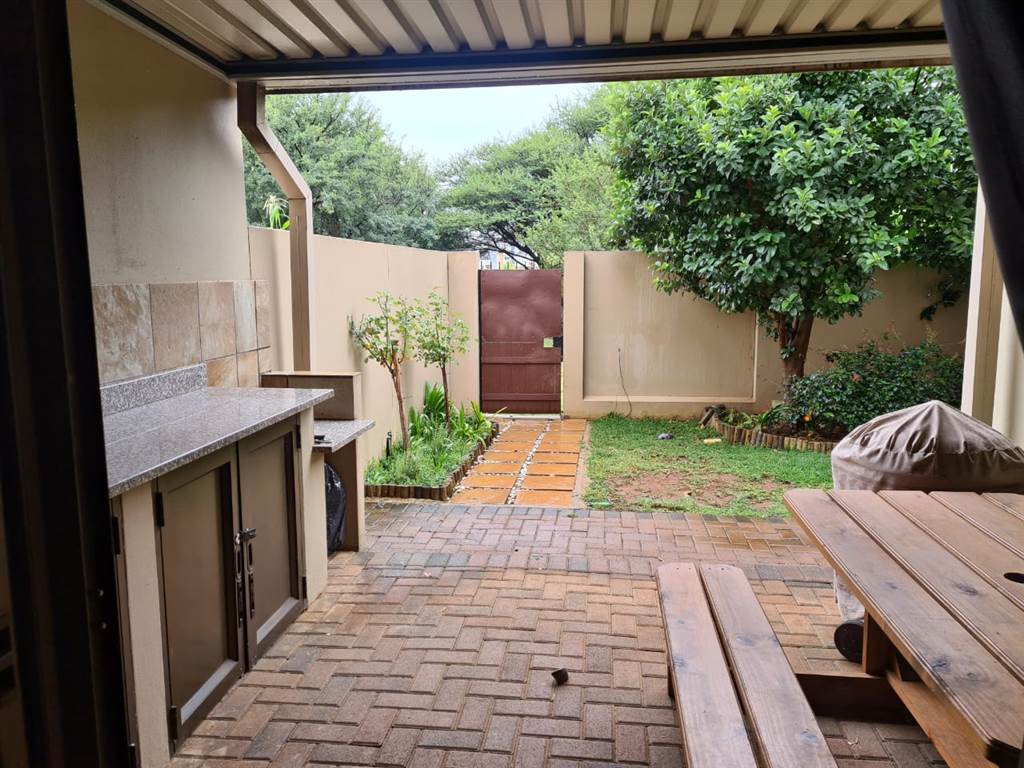 2 Bed House in Hartbeespoort Dam photo number 22