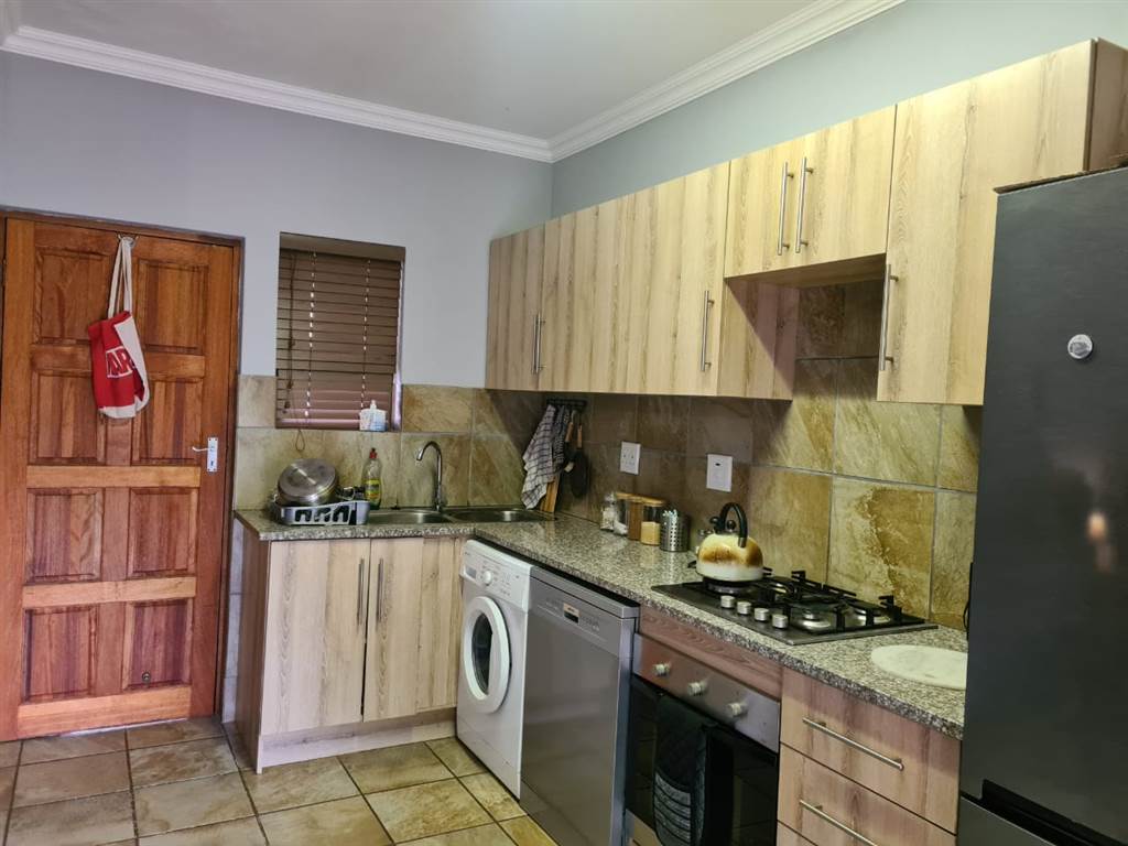 2 Bed House in Hartbeespoort Dam photo number 19