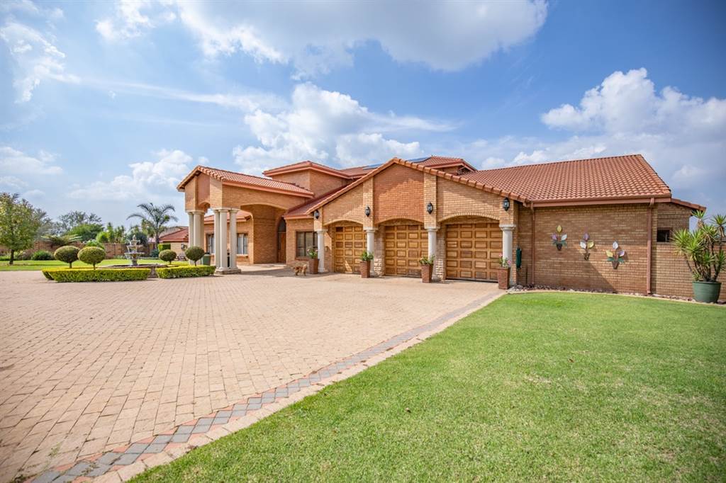 5 Bed House in Mooikloof Equestrian Estate photo number 3